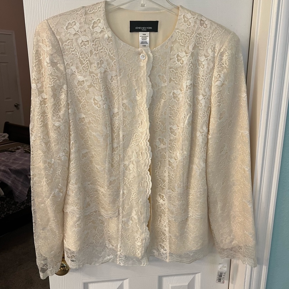 Jones New York Woman beige lacy jacket